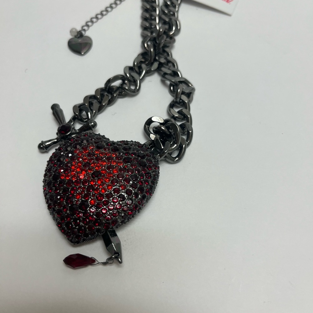 NWT ⚜️❤️⚜️ Betsey Johnson Heart Dagger Pendant Necklace - Picture 10 of 12